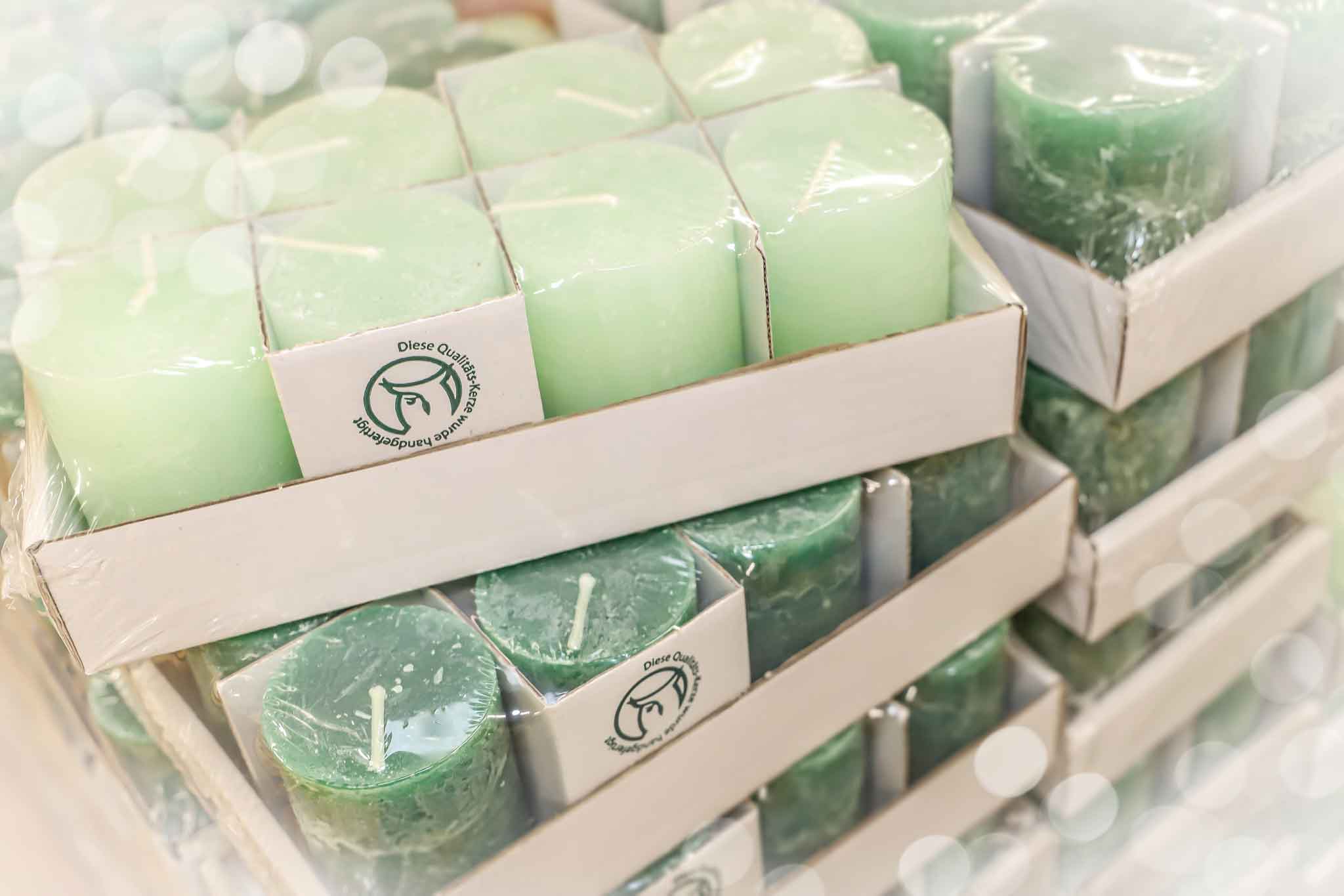 Durchgefärbte, glatte Kerzen beim Großhandel bestellen | Scheulen